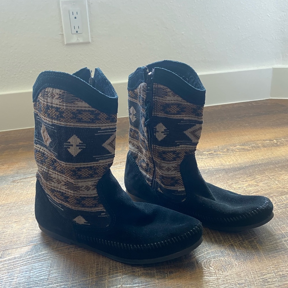 Minnetonka Aztec Stitched Boots